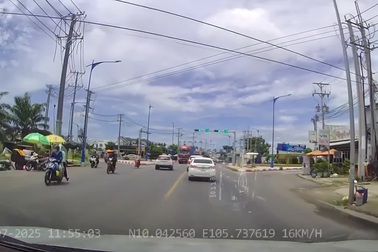 Tài xế chuyển hướng ẩu, suýt đối đầu container