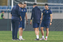 HLV đội tuyển Iraq kiểm tra kỹ mặt sân Mỹ Đình