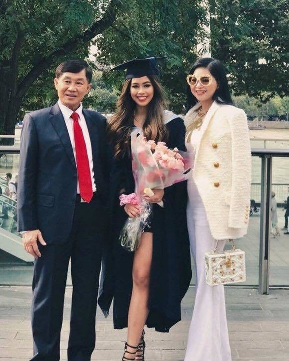 Tình hình “ái nữ” về bằng chuyên cơ và sao Việt khắp nơi trên thế giới - 2 Tình hình “ái nữ” về bằng chuyên cơ và sao Việt khắp nơi trên thế giới - 2