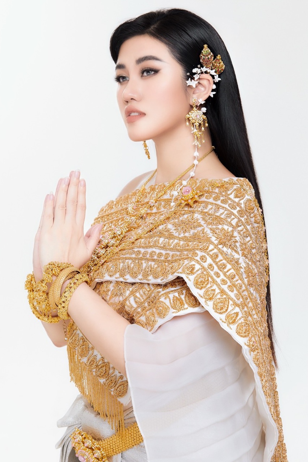 Emily Hồng Nhung quyến rũ trong bộ ảnh mang phong cách Nữ thần Songkran - 2 Emily Hồng Nhung quyến rũ trong bộ ảnh mang phong cách Nữ thần Songkran - 2