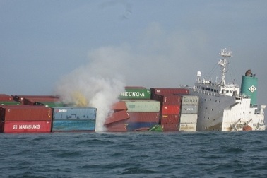 Phát hiện những bao chứa hóa chất nổi ven biển