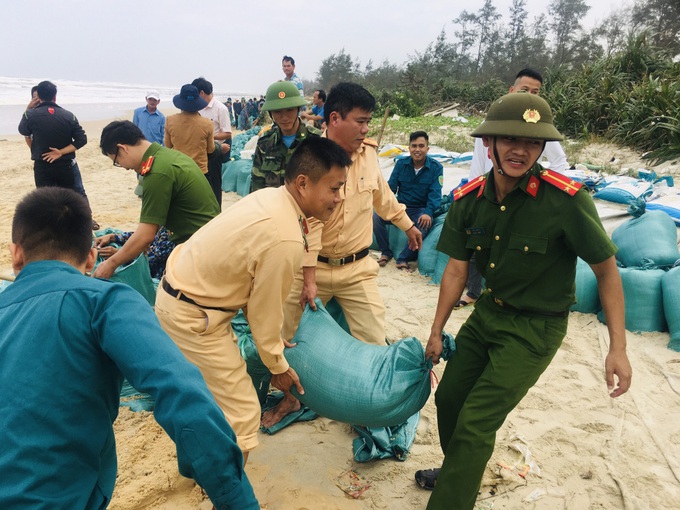 Lực lượng chức năng Thừa Thiên Huế gấp rút hỗ trợ người dân sơ tán, ứng phó bão số 13 - Ảnh 5.