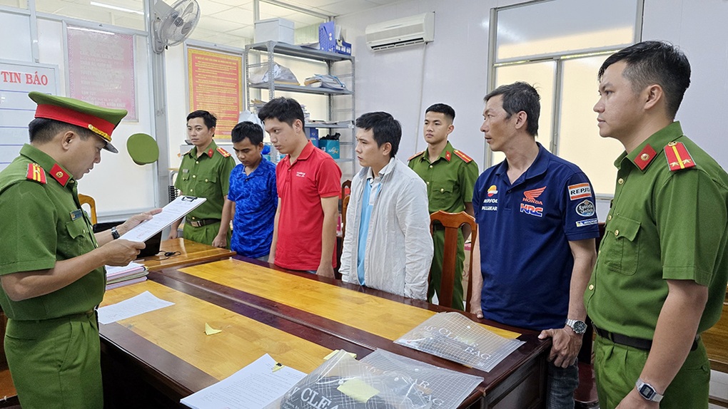Bắt nhóm nhân viên công ty giao hàng nhanh ở An Giang - 1 Bắt nhóm nhân viên công ty giao hàng nhanh ở An Giang - 1