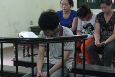 Bị cáo tội hiếp dâm, bị hại ríu rít tại tòa