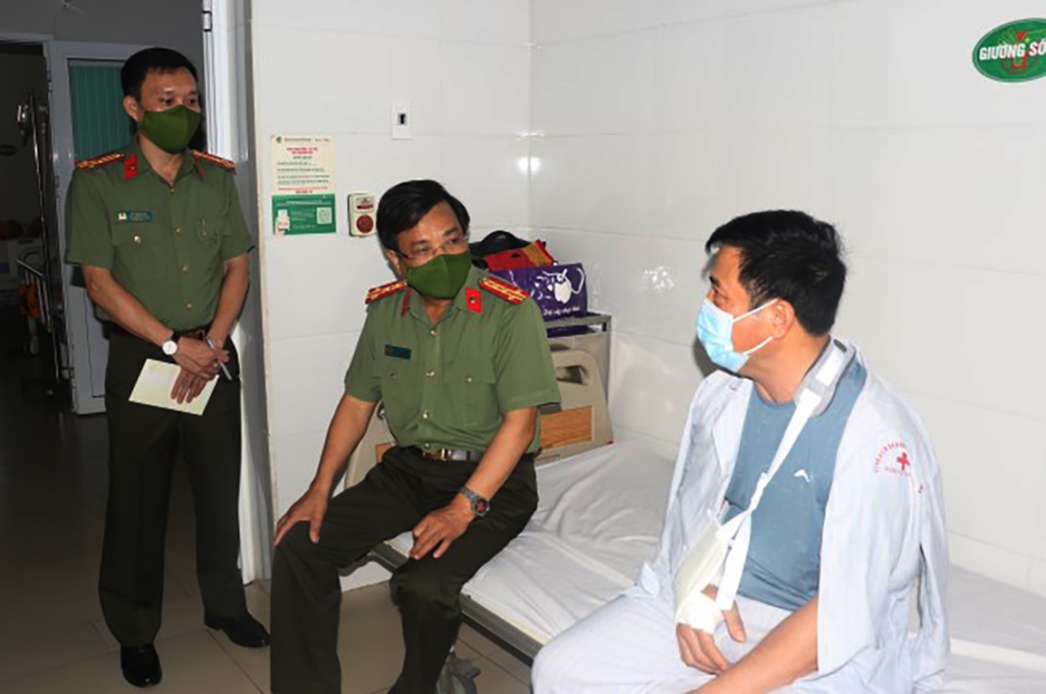 Trưởng công an phường bị con nghiện tấn công gãy tay - 1 Trưởng công an phường bị con nghiện tấn công gãy tay - 1