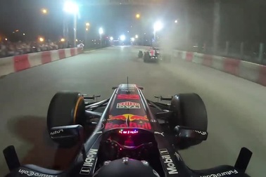 "Ngồi cùng" David Coulthard trong chiếc F1 biểu diễn tại Hà Nội