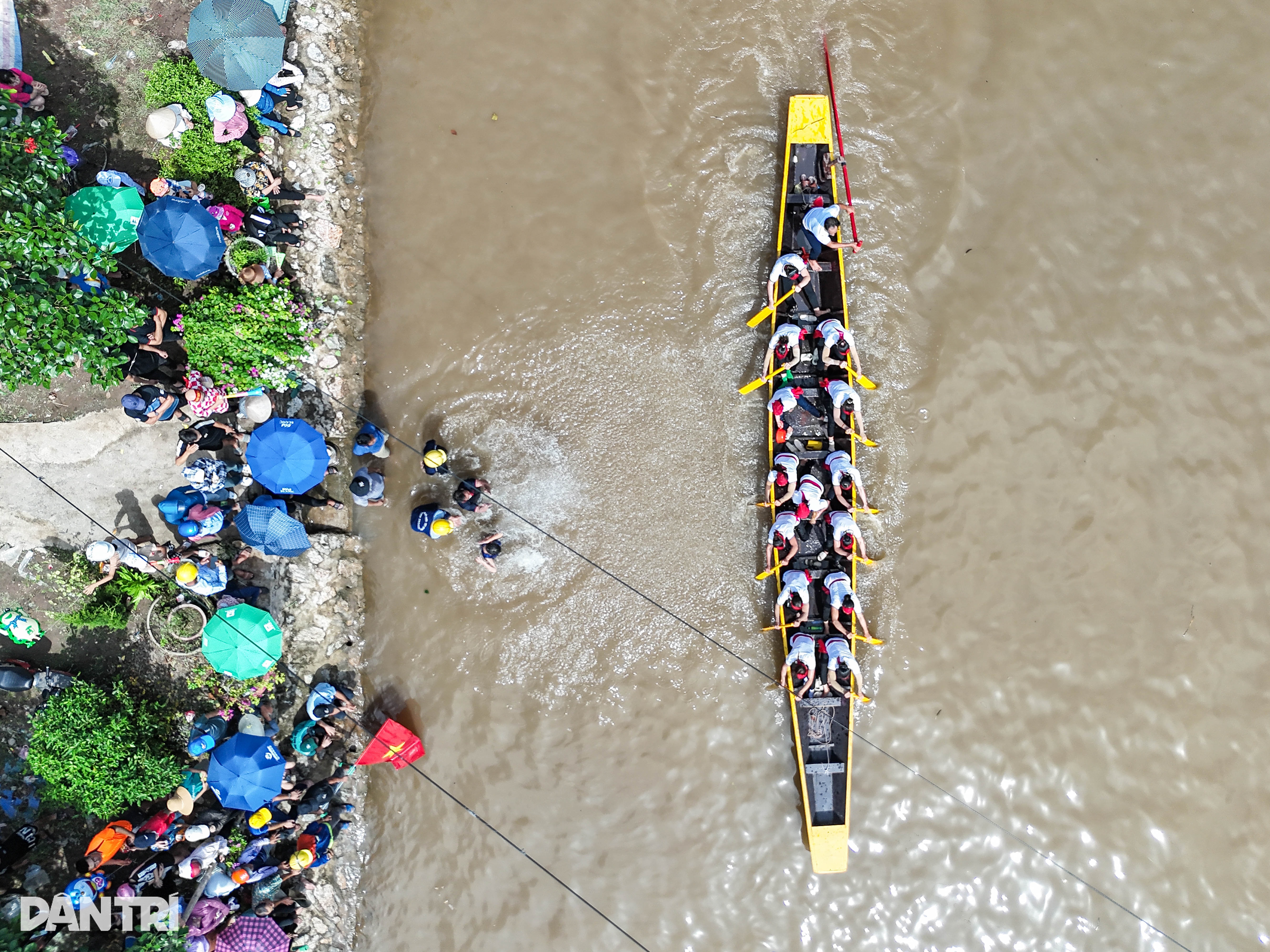 ການແຂ່ງຂັນເຮືອລໍາທີ່ຕື່ນເຕັ້ນໃນວັນເອກະລາດຢູ່ນະຄອນດິງ - 3 Sôi nổi, kịch tính giải thi bơi chải ngày Tết Độc lập ở Nam Định - 3