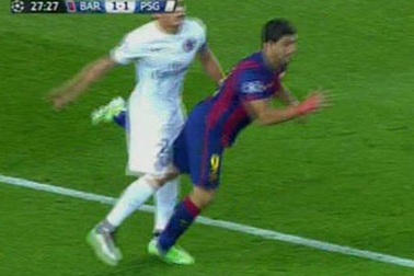 Luis Suarez lại dùng “quái chiêu” tấn công hậu vệ đối phương