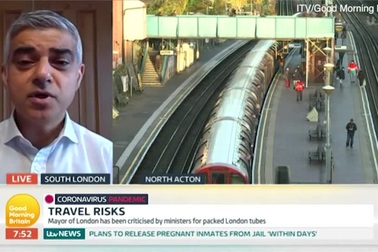 Đi lại trên tàu điện ngầm đông đúc khiến họ căng thẳng hơn cả khi phải chăm