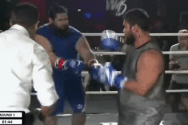 "Người khổng lồ xanh" Iran thua thảm hại trước võ sĩ vô danh