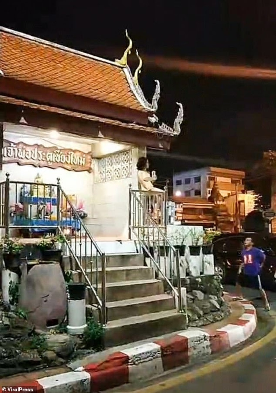 Nữ du khách khoả thân trèo vào chùa chụp ảnh gây phẫn nộ - 2 Nữ du khách khoả thân trèo vào chùa chụp ảnh gây phẫn nộ - 2