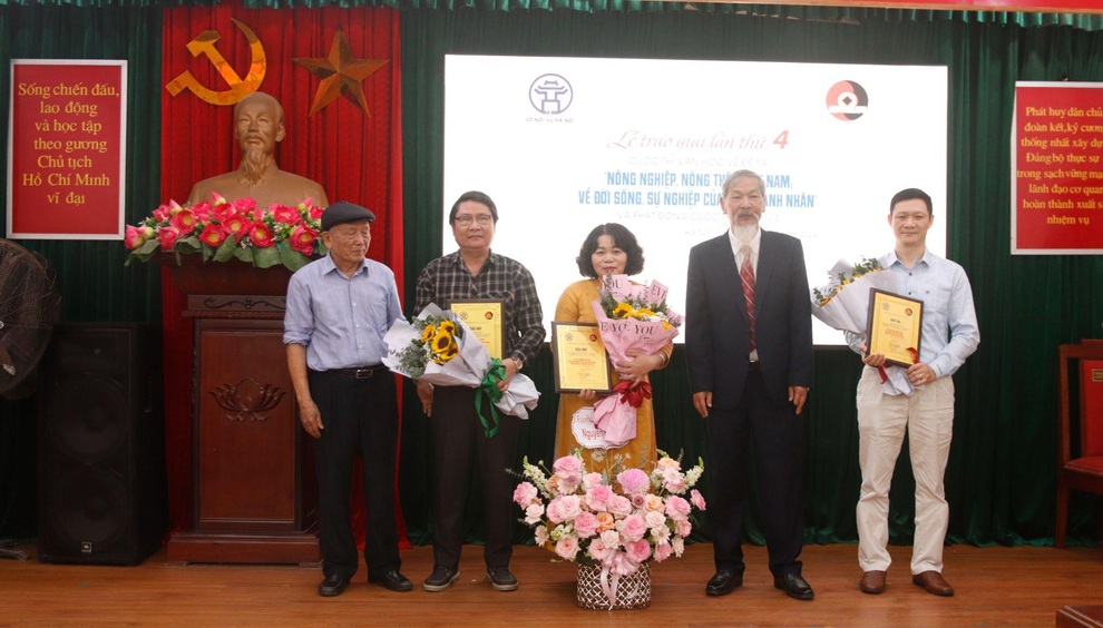Nhà văn Nguyễn Trí Huân nói về việc đèn cạn dầu của Quỹ nhà văn Lê Lựu - 2 Nhà văn Nguyễn Trí Huân nói về việc đèn cạn dầu của Quỹ nhà văn Lê Lựu - 2