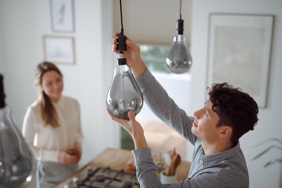 Mẹo 5 giây giúp bạn nhận biết bóng đèn LED giả, kém chất lượng - 1 Mẹo 5 giây giúp bạn nhận biết bóng đèn LED giả, kém chất lượng - 1