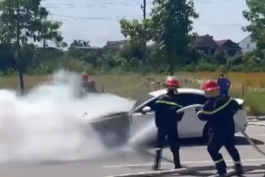 Mazda 3 bốc cháy khi đang được nhân viên sửa xe chạy thử