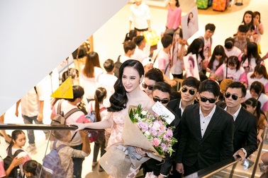 Angela Phương Trinh “rầm rộ” ra mắt phim cùng dàn vệ sĩ