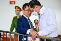 Cựu Thứ trưởng Bộ Y tế đeo vòng bệnh nhân, xin được trở lại bệnh viện