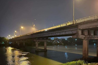 Nghi phạm bỏ trốn khỏi xe cảnh sát, nhảy xuống sông chết đuối