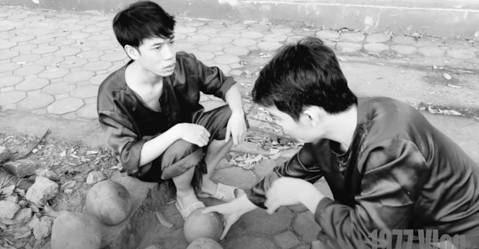 Tràng rất rắn nhưng mẹ của cô "vợ nhặt" còn "lươn" hơn trong 1977 Vlog - Ảnh 1. Tràng rất rắn nhưng mẹ của cô "vợ nhặt" còn "lươn" hơn trong 1977 Vlog - Ảnh 1.