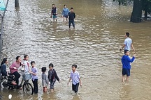 Nam sinh lớp 7 mất tích khi đi chơi về với bạn trong lũ