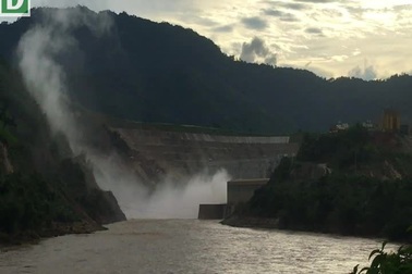 Bản làng tan hoang dưới chân nhà máy thủy điện