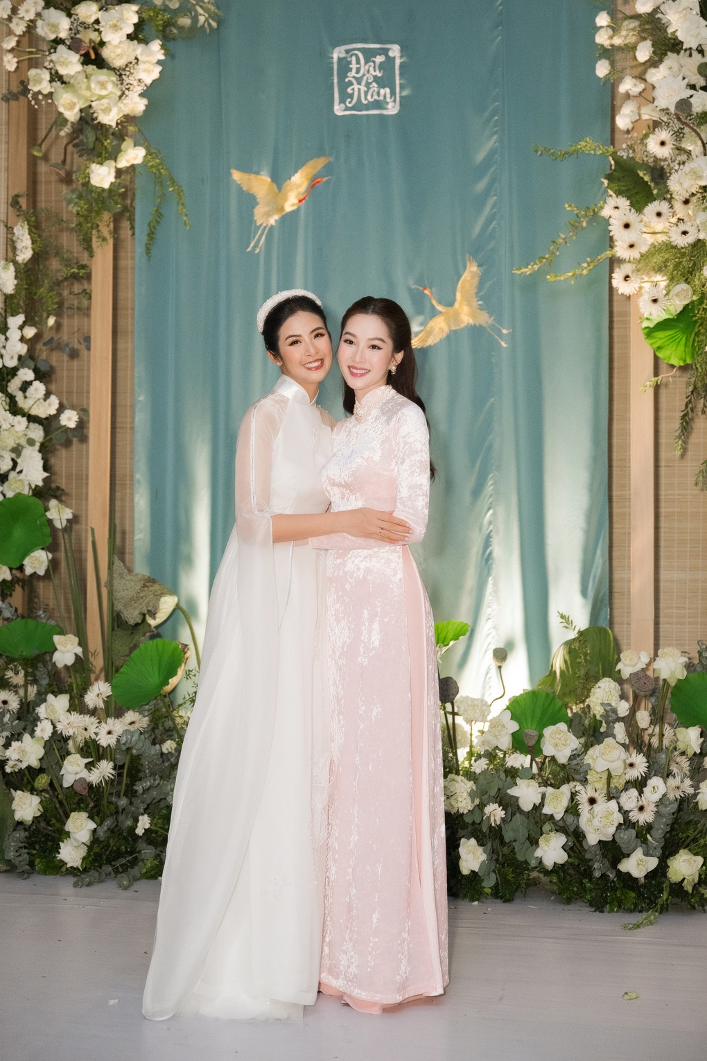 Vợ chồng Đỗ Mỹ Linh, Đặng Thu Thảo và dàn hoa hậu đổ bộ đám cưới Ngọc Hân - 11 Vợ chồng Đỗ Mỹ Linh, Đặng Thu Thảo và dàn hoa hậu đổ bộ đám cưới Ngọc Hân - 11