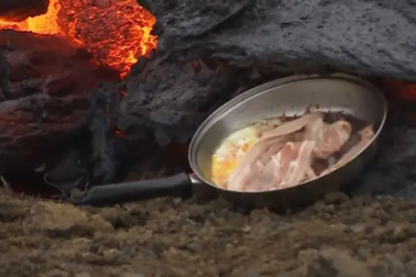 Clip trứng, thịt được nấu chín trên dung nham núi lửa thu hút cư dân mạng