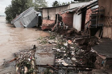 Ba mẹ con đang ăn cơm bỗng cả căn nhà sụt xuống sông