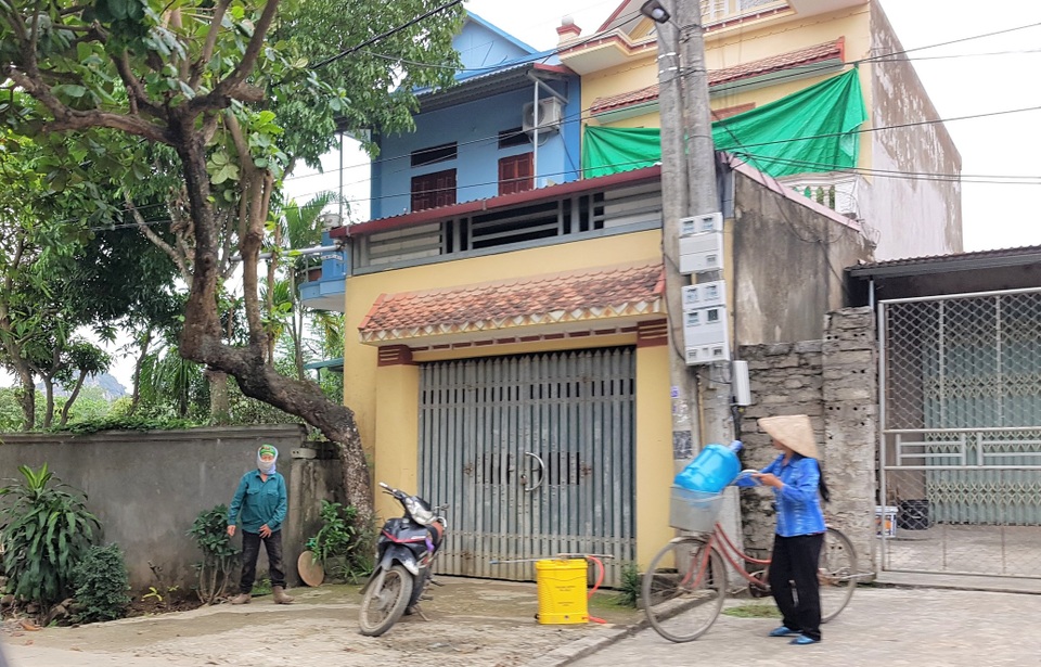 Dân chặn đường “cầu cứu” chính quyền vì xe tải hoành hành ngày đêm - 2