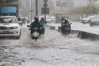 TPHCM đón mưa giải nhiệt, người dân vất vả vượt "rốn ngập"