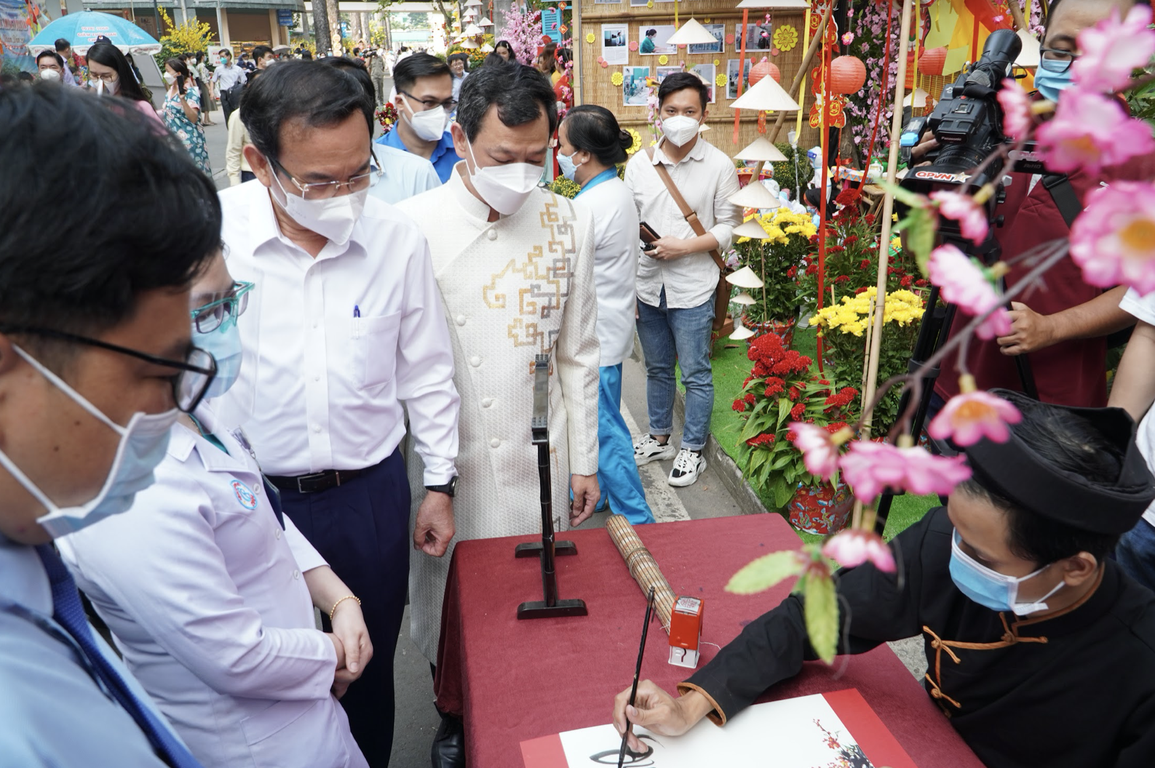 Bí thư TPHCM: Bệnh viện Chợ Rẫy đã vượt qua thử thách vô cùng lớn lao - 1 Bí thư TPHCM: Bệnh viện Chợ Rẫy đã vượt qua thử thách vô cùng lớn lao - 1
