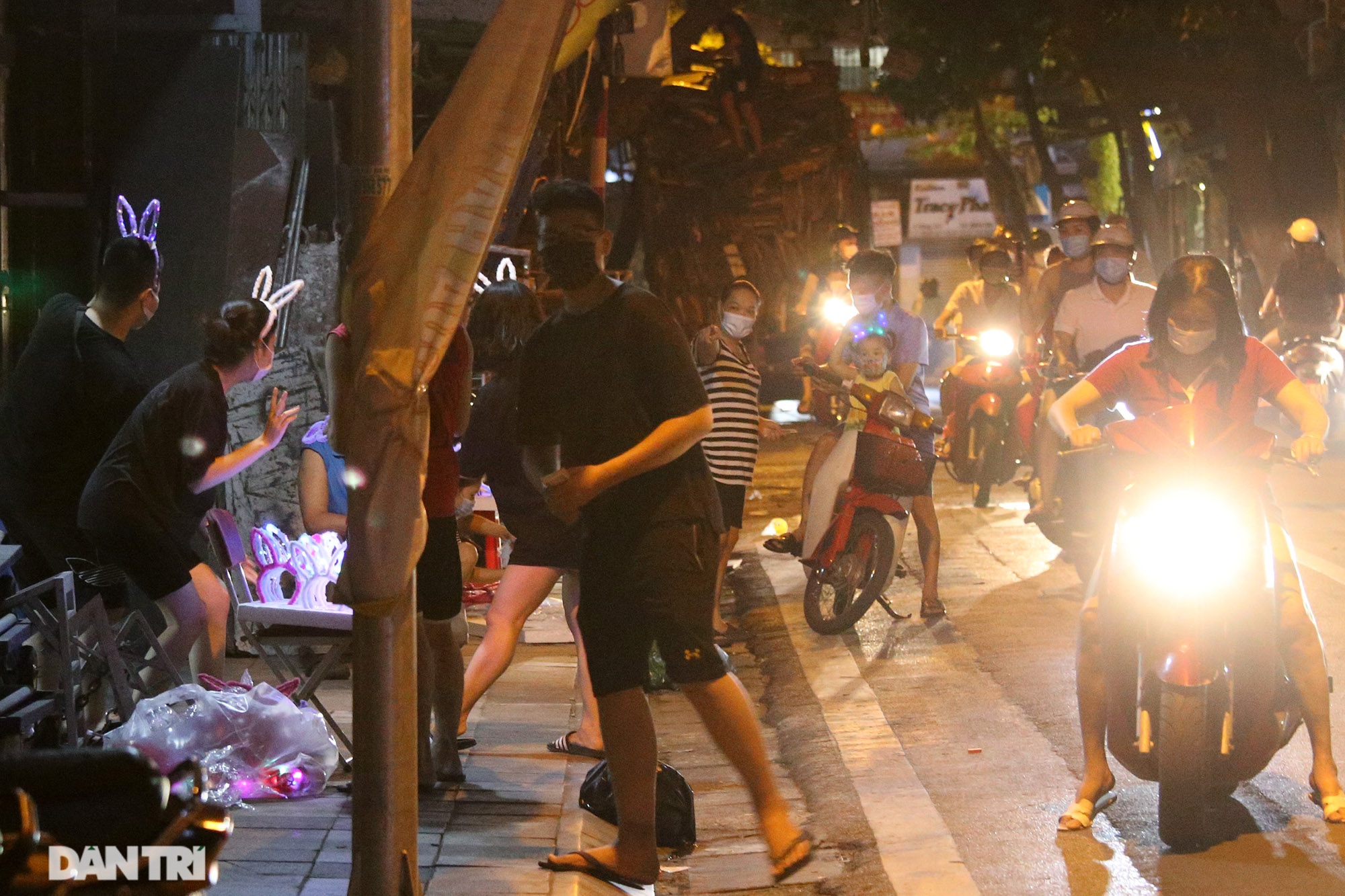 Người và xe đông đặc trong đêm Trung thu khi Hà Nội vừa hết giãn cách - 10 Người và xe đông đặc trong đêm Trung thu khi Hà Nội vừa hết giãn cách - 10
