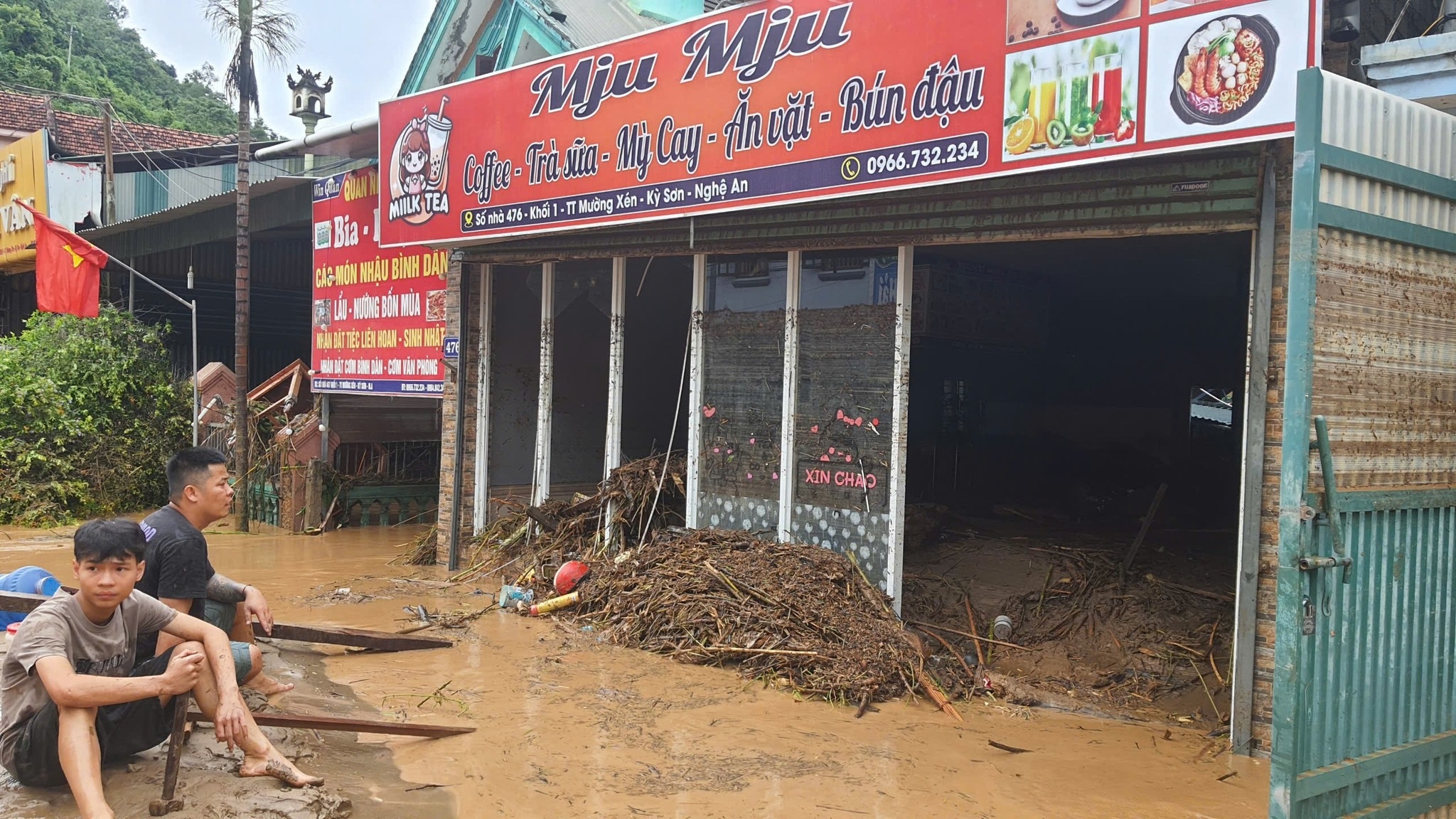 Bùn rác bủa vây, nhà dân xơ xác, bản làng tan hoang khi lũ rút - 9