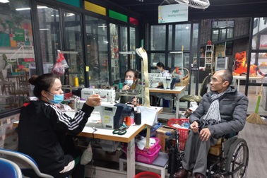 Ông chủ tịch đi xe lăn giúp 30 người điếc "sống trong nhung lụa"