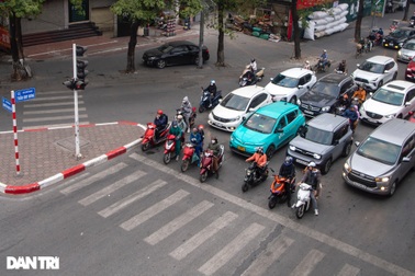 Dừng xe quá vạch nhưng vẫn dưới đèn đỏ có bị phạt không?