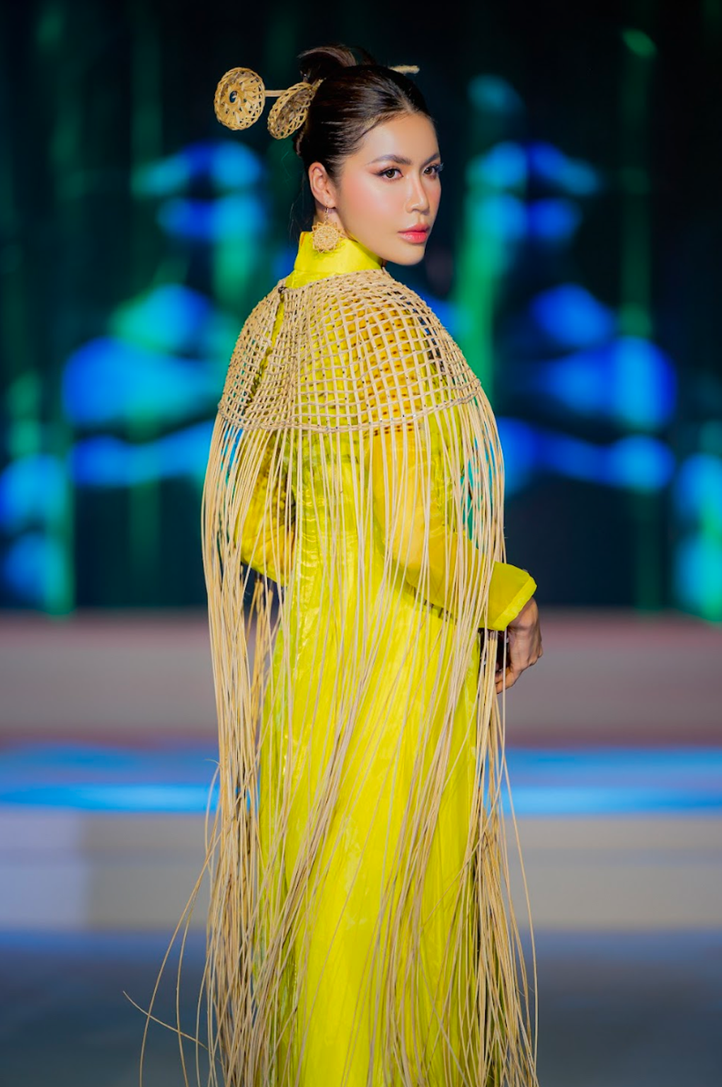Siêu mẫu Minh Tú đẹp kiêu sa khi trình diễn áo dài - 4 Siêu mẫu Minh Tú đẹp kiêu sa khi trình diễn áo dài - 4