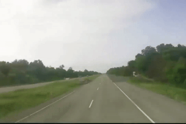 Máy bay gặp sự cố, buộc hạ cánh xuống đường cao tốc