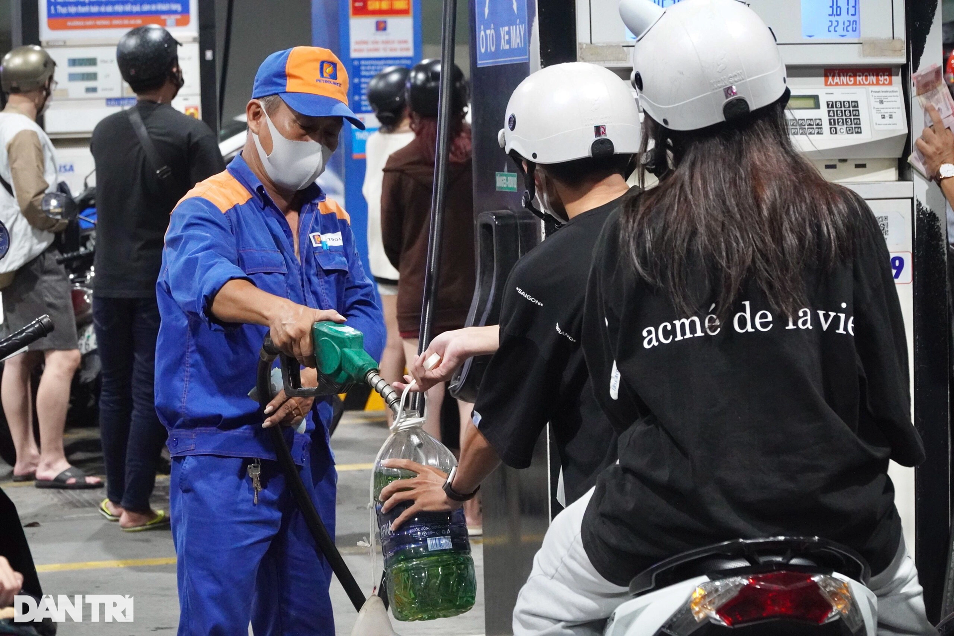 Người dân TPHCM mang can nhựa đi mua xăng xuyên đêm - 8 Người dân TPHCM mang can nhựa đi mua xăng xuyên đêm - 8