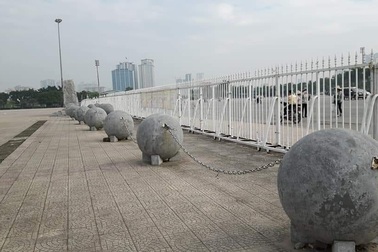 Bất ngờ di chuyển 40 quả bóng xích tại sân Mỹ Đình để "lấy hên"?