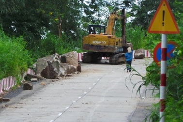 Vụ đá “khổng lồ” rơi trên núi Cấm: Di dời khẩn 28 hộ dân