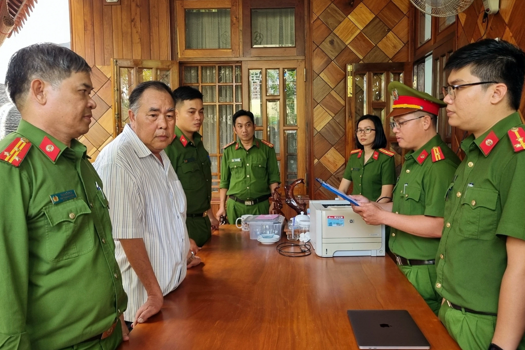 Nguyên Chủ tịch tỉnh Phú Yên bị truy tố trong vụ án hơn 10 năm trước - 2 Nguyên Chủ tịch tỉnh Phú Yên bị truy tố trong vụ án hơn 10 năm trước - 2