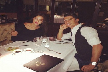 Lập kỉ lục, C.Ronaldo đi ăn mừng cùng bạn gái siêu mẫu