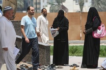 Nhóm ăn xin “đút túi” hàng tỷ đồng nhờ giả mù, dắt trẻ em theo