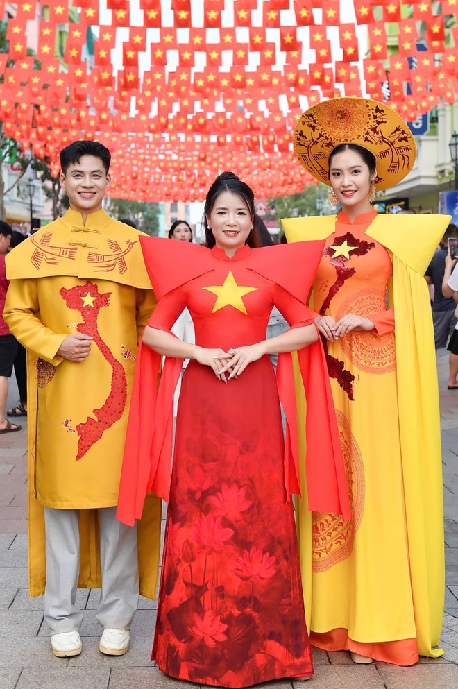 Miss Nong Thuy Hang performs Ao Dai inspired by the country's shape - 6 Hoa hậu Nông Thúy Hằng trình diễn áo dài lấy cảm hứng từ dáng hình đất nước - 6