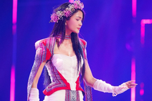 H'Hen Niê gây tranh cãi về giọng hát vẫn vào chung kết "Chị đẹp"