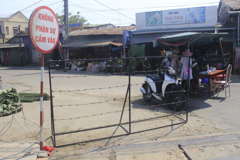 Quảng Trị dựng rào thép gai phong tỏa hơn 350 hộ dân - 2 Quảng Trị dựng rào thép gai phong tỏa hơn 350 hộ dân - 2