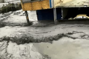 Siêu bão Ragasa đổ bộ, Hong Kong nâng cảnh báo cấp cao nhất