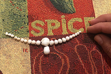 Tách đôi con hàu, người đàn ông trúng lớn cả chuỗi ngọc