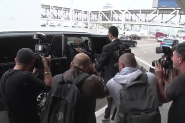 Khloe Kardashian sành điệu ngoài sân bay