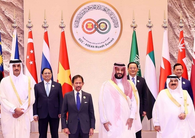 Thủ tướng, Thái tử Saudi Arabia Mohammad bin Salman đón Thủ tướng Phạm Minh Chính và các trưởng đoàn