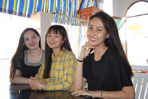 Những cô gái xinh đẹp gác bằng Đại học lên đường nhập ngũ